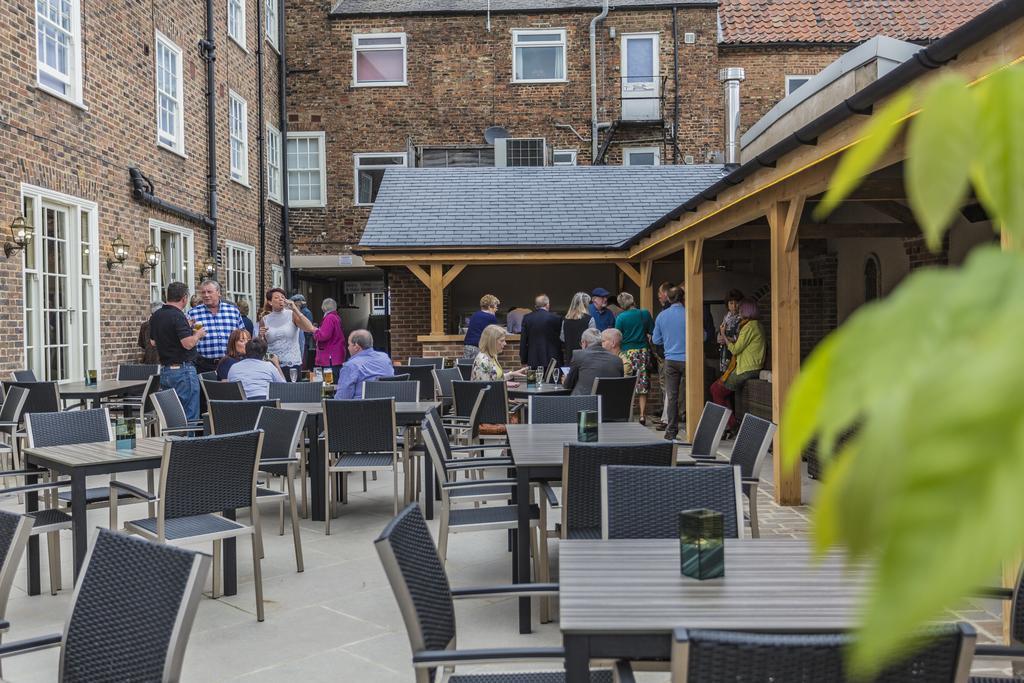The Golden Fleece Hotel, Thirsk, North Yorkshire Kültér fotó