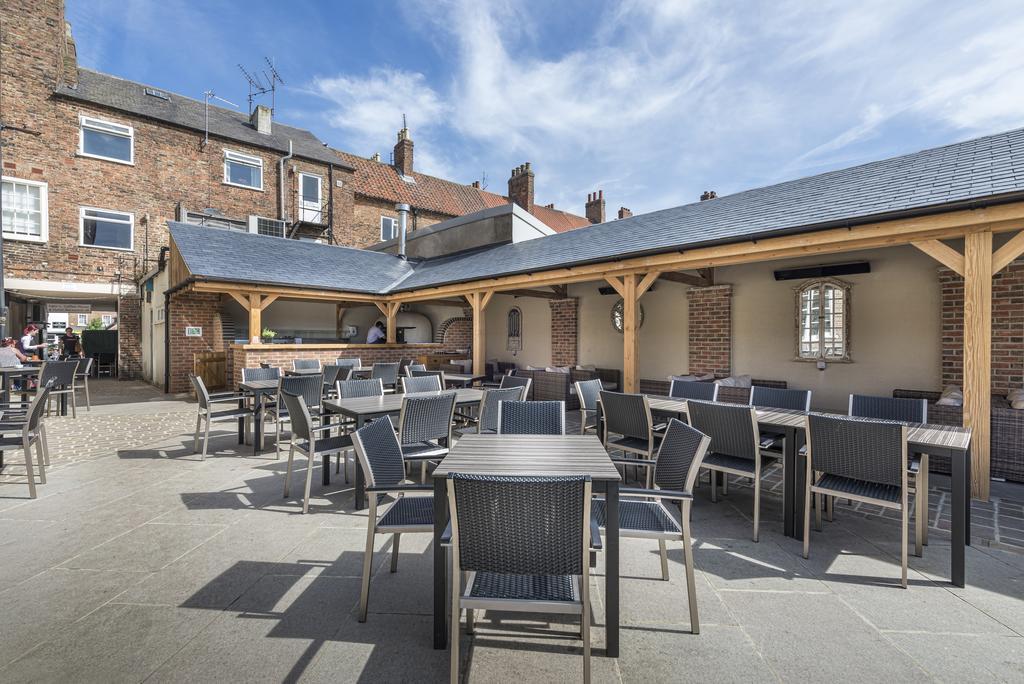The Golden Fleece Hotel, Thirsk, North Yorkshire Kültér fotó